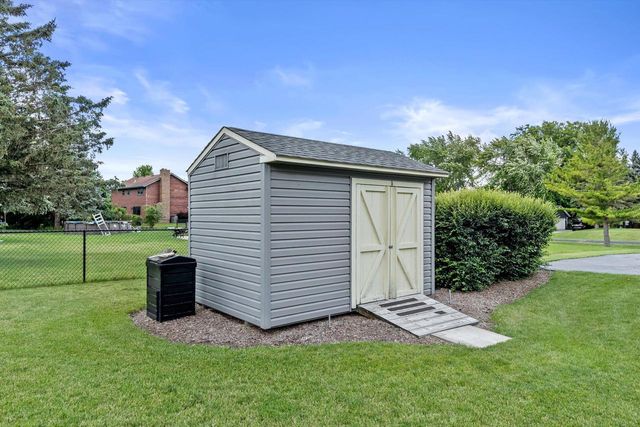 S67W32648 Ashton WAY E, Mukwonago, WI 53149