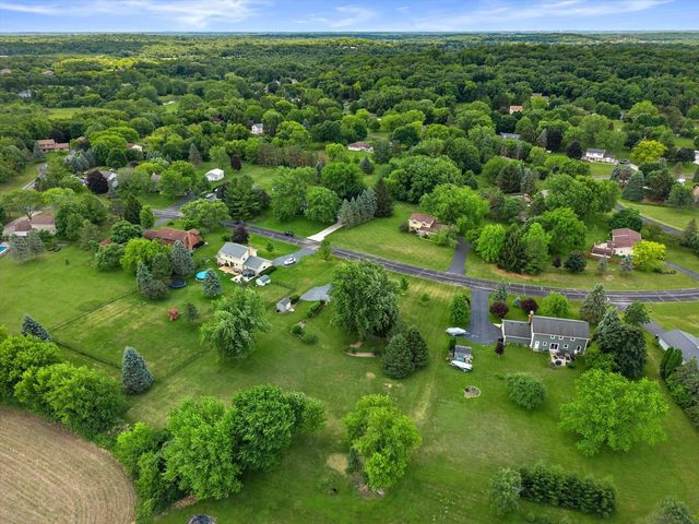 S67W32648 Ashton WAY E, Mukwonago, WI 53149