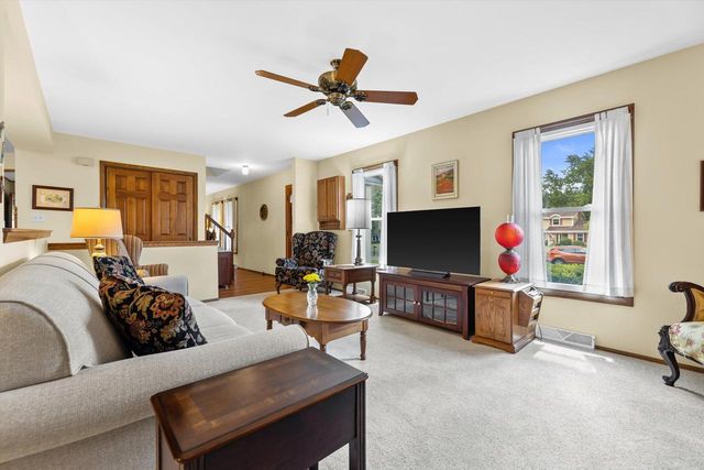 S67W32648 Ashton WAY E, Mukwonago, WI 53149