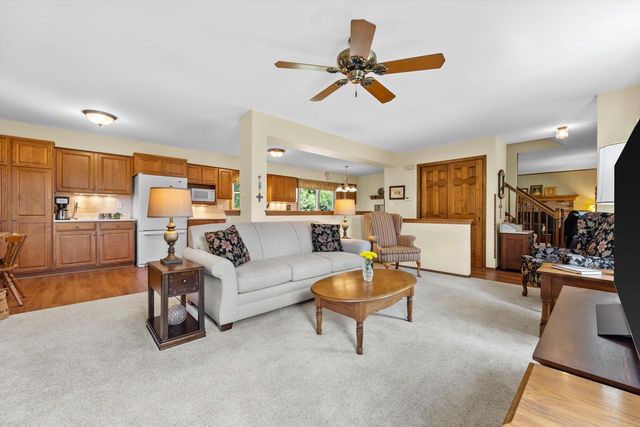 S67W32648 Ashton WAY E, Mukwonago, WI 53149