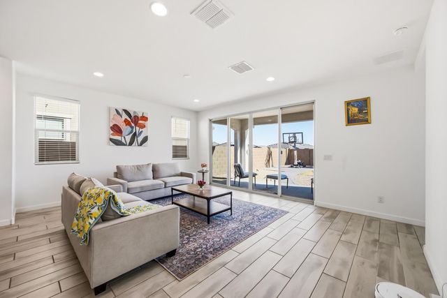 2053 W Sienna Bouquet Place, Phoenix, AZ 85085