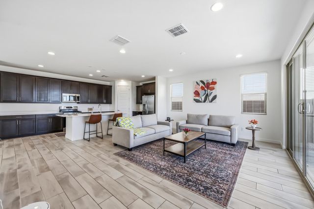 2053 W Sienna Bouquet Place, Phoenix, AZ 85085