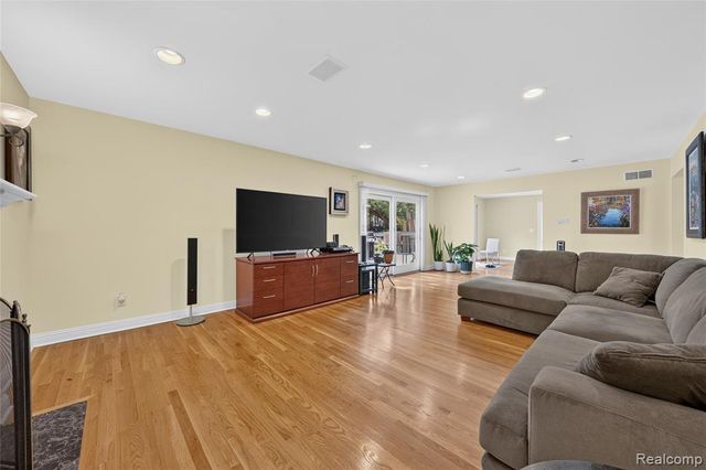 5369 W Bloomfield Lake Road, West Bloomfield, MI 48323