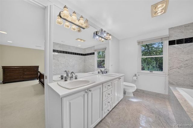 5369 W Bloomfield Lake Road, West Bloomfield, MI 48323