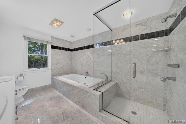 5369 W Bloomfield Lake Road, West Bloomfield, MI 48323