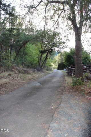 333 Greens Creek Road, Grants Pass, OR 97527