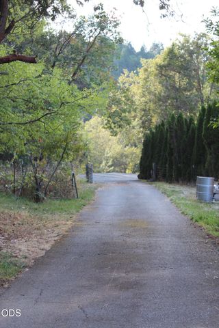 333 Greens Creek Road, Grants Pass, OR 97527