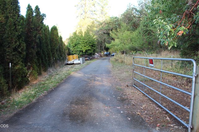 333 Greens Creek Road, Grants Pass, OR 97527
