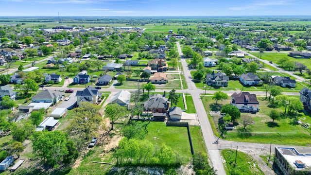 901 N 8th Street, Honey Grove, TX 75446