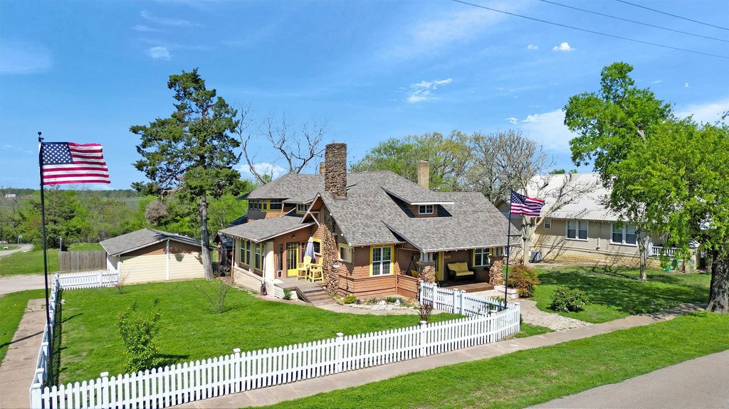 901 N 8th Street, Honey Grove, TX 75446