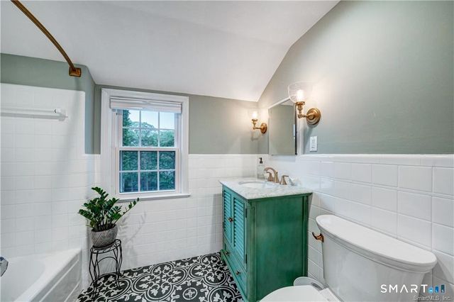 80 Knollwood Road, North Haven, CT 06473