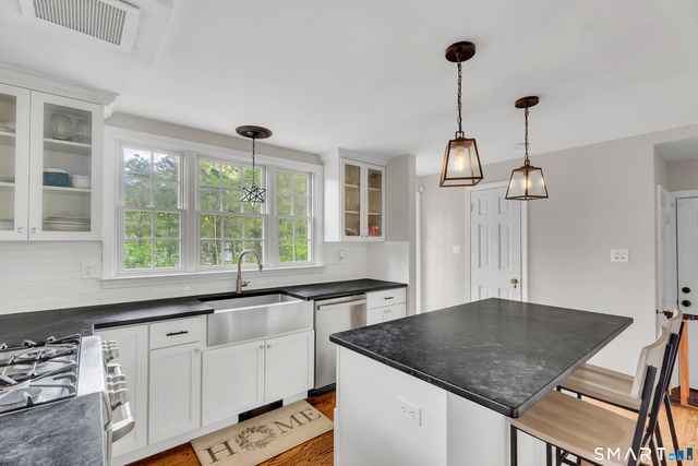 80 Knollwood Road, North Haven, CT 06473