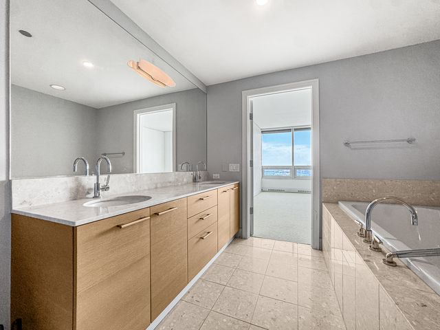 340 E RANDOLPH Street 2905, Chicago, IL 60601