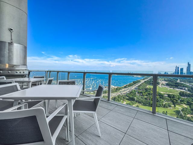 340 E RANDOLPH Street 2905, Chicago, IL 60601