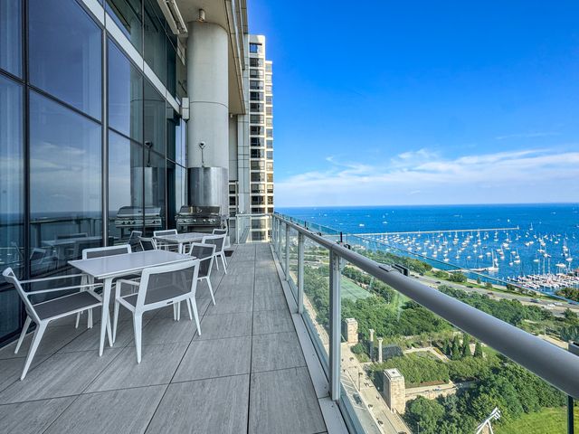 340 E RANDOLPH Street 2905, Chicago, IL 60601