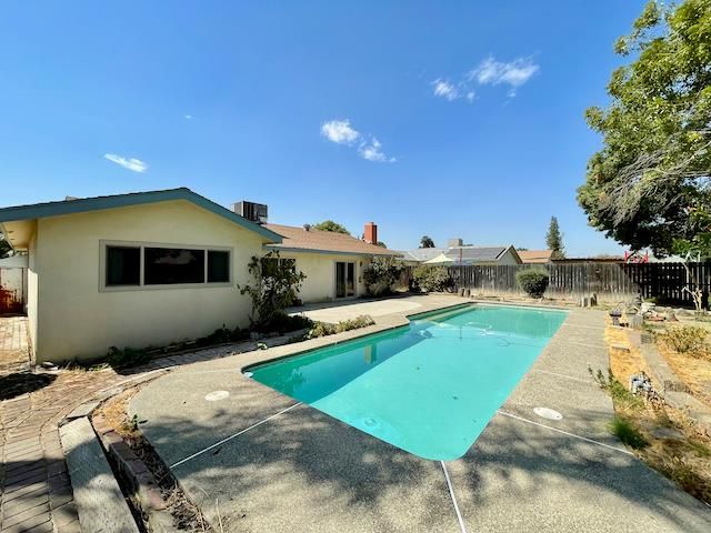 2851 Julia Cir, Hanford, CA 93230