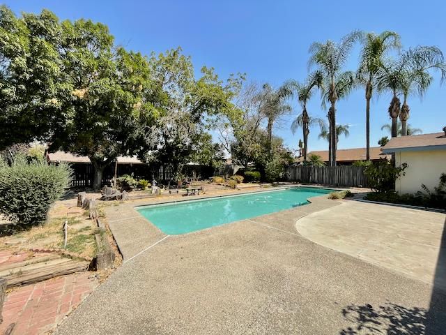 2851 Julia Cir, Hanford, CA 93230