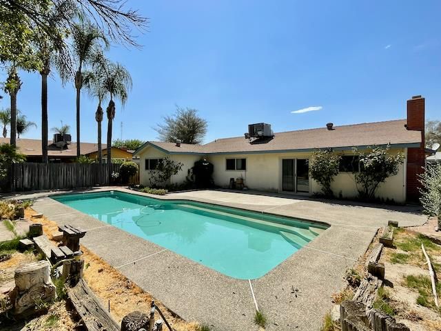 2851 Julia Cir, Hanford, CA 93230