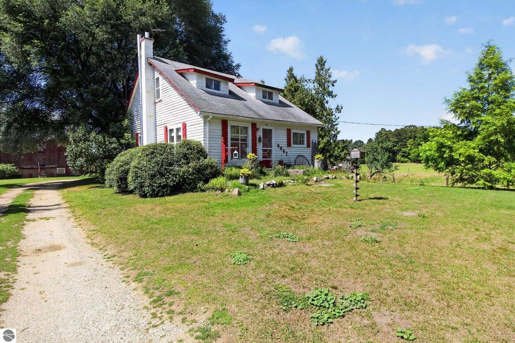 Image 2 of property listing at 4667 N Croswell Road, Alma, MI 48801