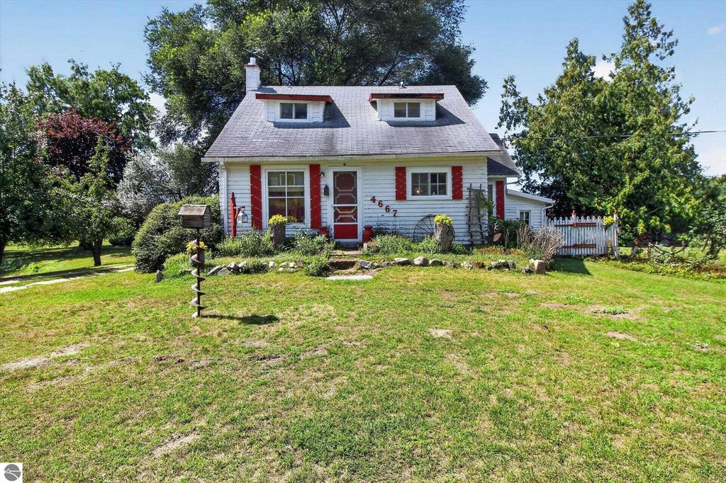 Image 3 of property listing at 4667 N Croswell Road, Alma, MI 48801