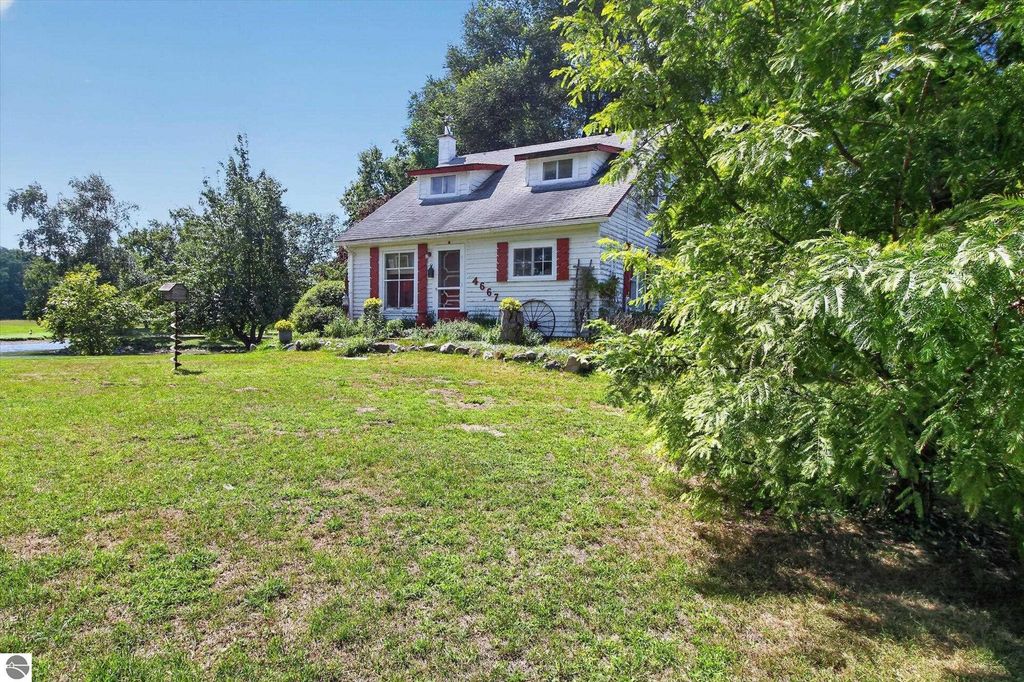 Image 4 of property listing at 4667 N Croswell Road, Alma, MI 48801