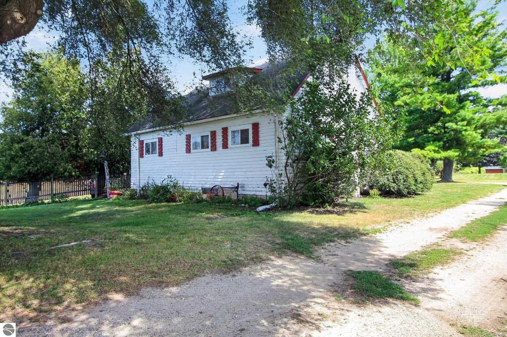 Image 42 of property listing at 4667 N Croswell Road, Alma, MI 48801
