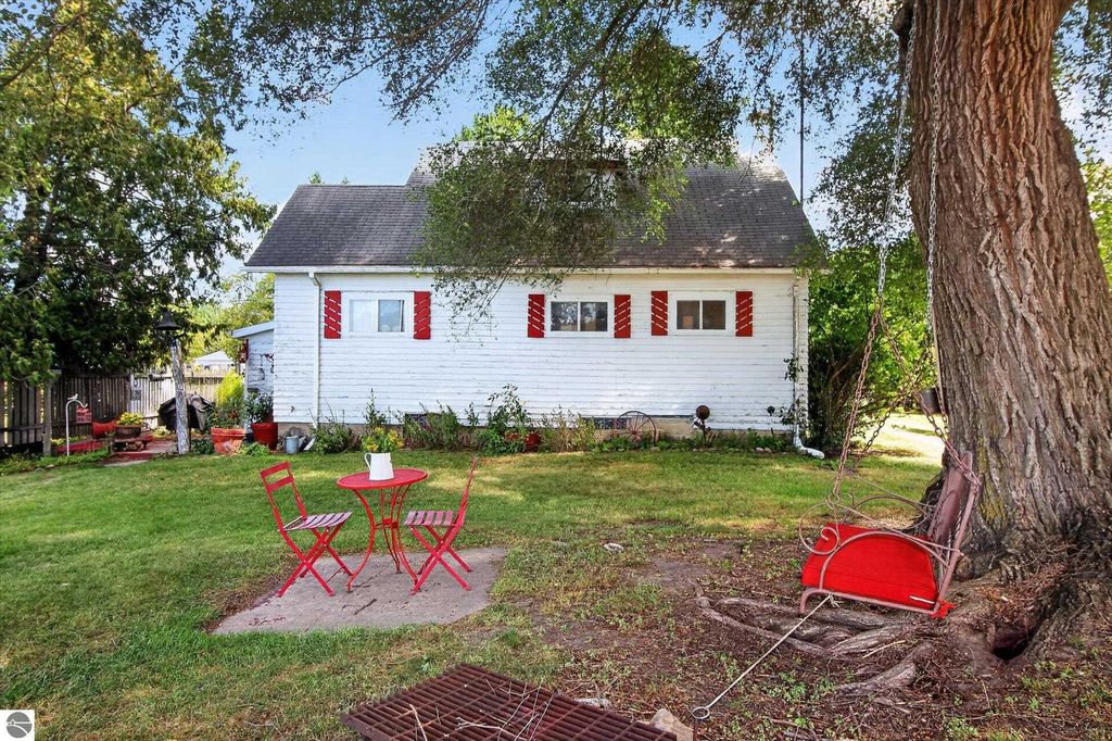 Image 43 of property listing at 4667 N Croswell Road, Alma, MI 48801
