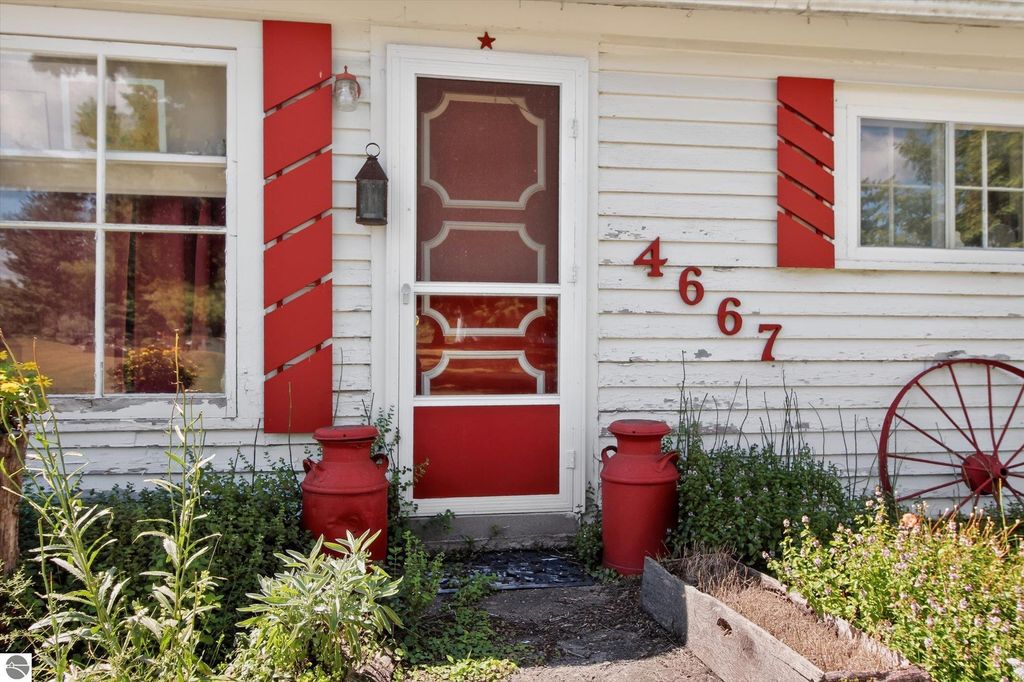 Image 5 of property listing at 4667 N Croswell Road, Alma, MI 48801