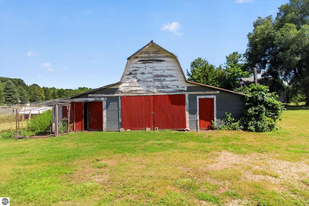 Image 57 of property listing at 4667 N Croswell Road, Alma, MI 48801