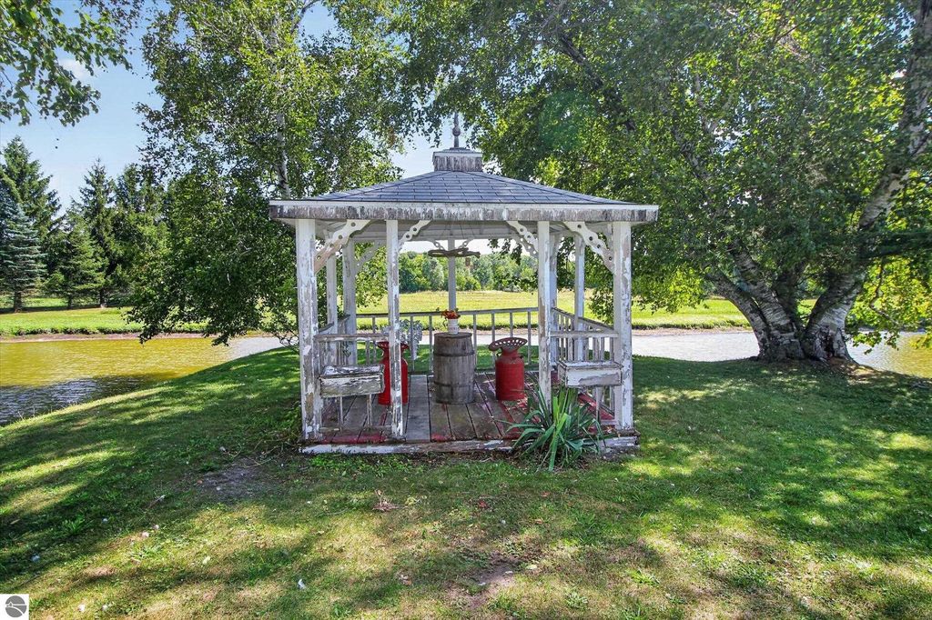 Image 65 of property listing at 4667 N Croswell Road, Alma, MI 48801