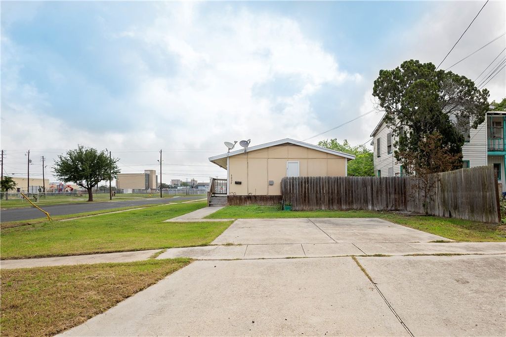 1802 16th St, Corpus Christi, TX 78404 — photo 4
