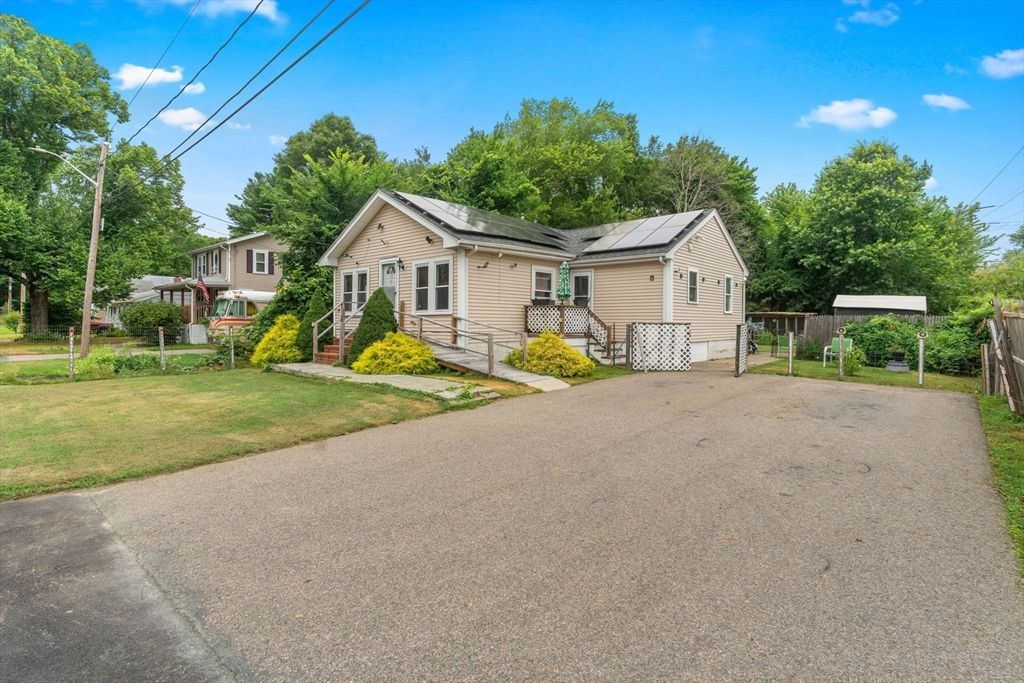 18 Edinboro Ave, Brockton, MA 02301
