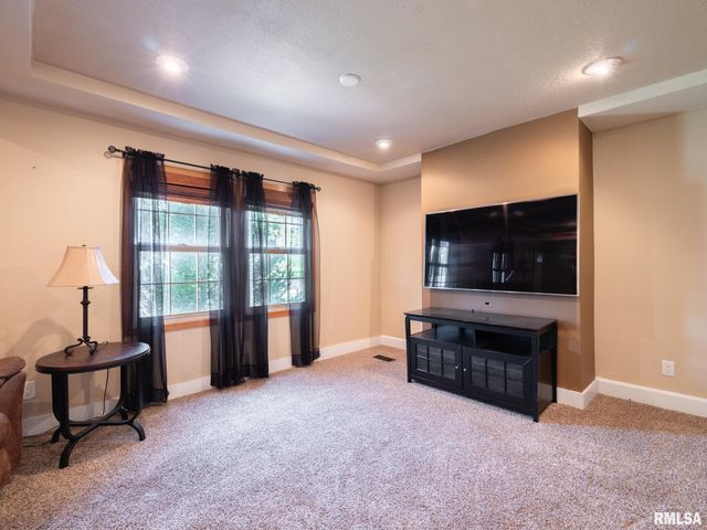 215 Jo Avenue, Germantown Hills, IL 61548