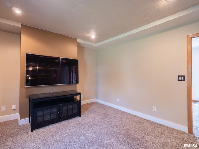 215 Jo Avenue, Germantown Hills, IL 61548