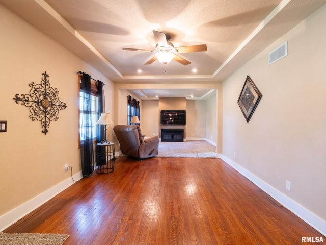 215 Jo Avenue, Germantown Hills, IL 61548