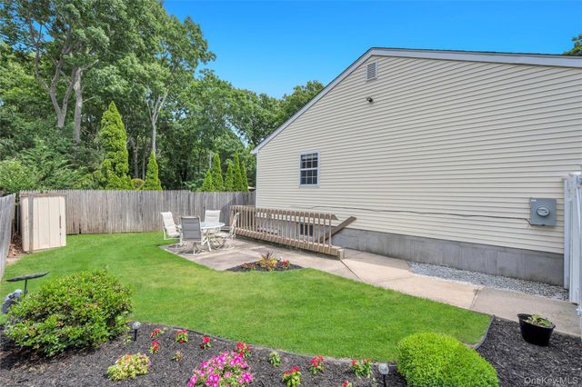 75 Apple Lane, Medford, NY 11763