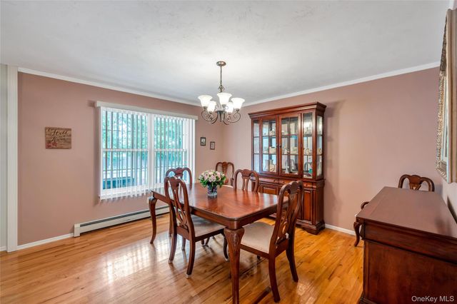 75 Apple Lane, Medford, NY 11763