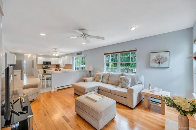 75 Apple Lane, Medford, NY 11763