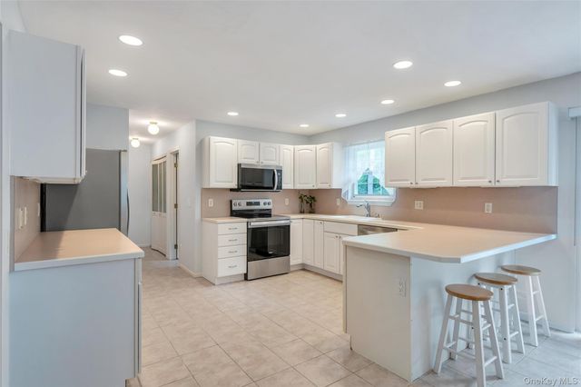 75 Apple Lane, Medford, NY 11763