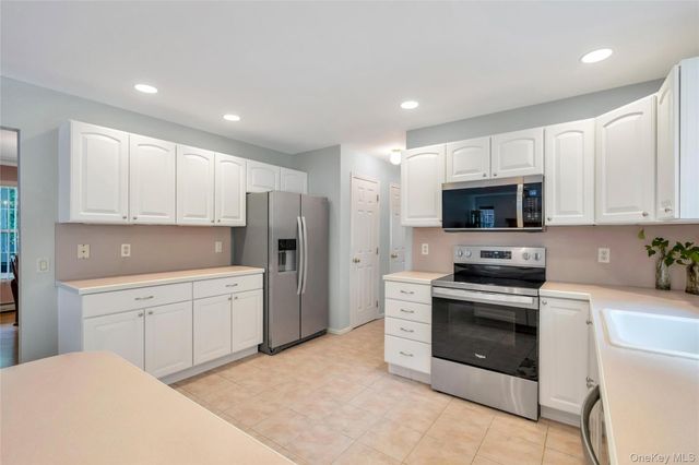75 Apple Lane, Medford, NY 11763