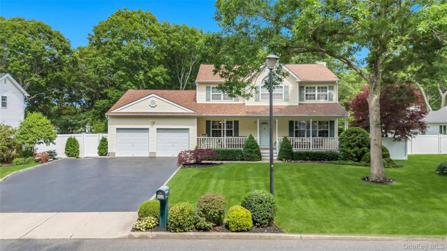 75 Apple Lane, Medford, NY 11763