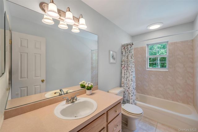75 Apple Lane, Medford, NY 11763