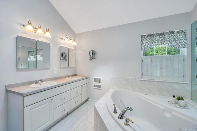 75 Apple Lane, Medford, NY 11763