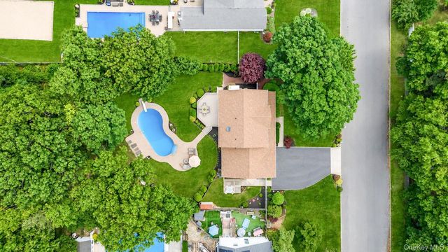75 Apple Lane, Medford, NY 11763