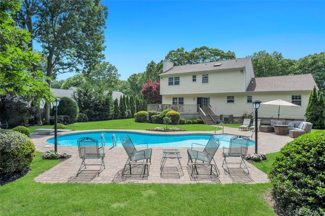 75 Apple Lane, Medford, NY 11763