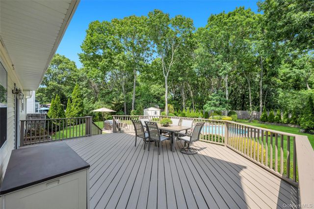 75 Apple Lane, Medford, NY 11763
