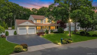 75 Apple Lane, Medford, NY 11763