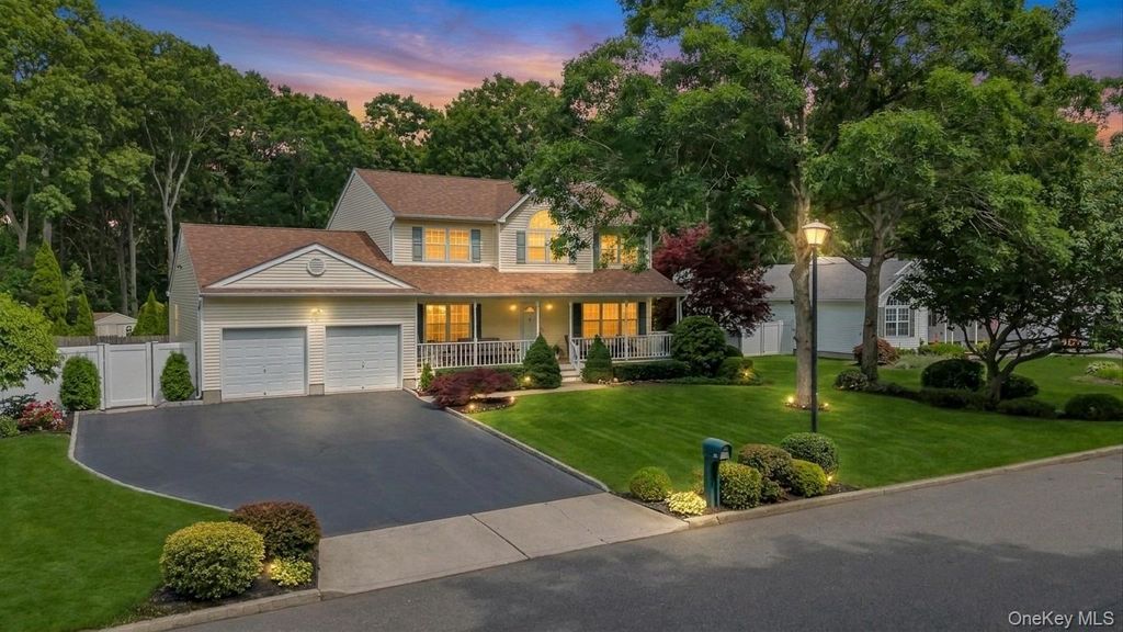 75 Apple Lane, Medford, NY 11763