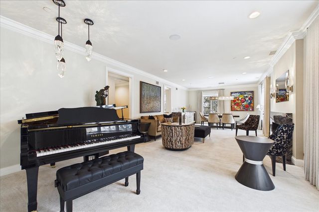 485 Oakwood Avenue D-2, Lake Forest, IL 60045