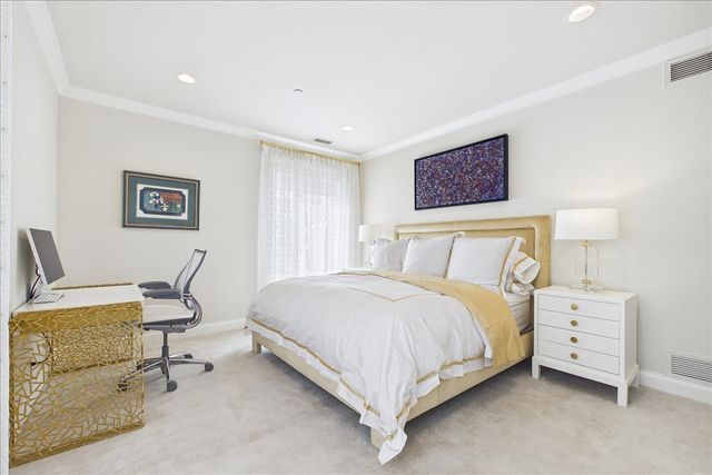 485 Oakwood Avenue D-2, Lake Forest, IL 60045